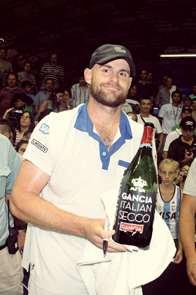 Andy-Roddik--en-la-exhibición-contra-Juan-Martín-Del-Potro-en-Punta-del-Este