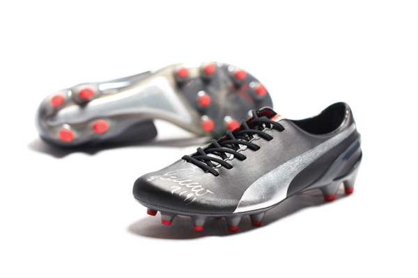 El-kit-especial-de-Radamel-Falcao-incluye-los-botines-PUMA-evoSPEED-1.2-Titanium,-color-que-combina-con-el-reloj-Hublot-hecho-de-titanio