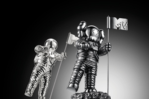 KAWS-&-Classic-Moonman-BAJA