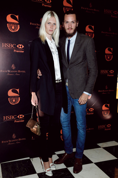 Federico-Moyano-y-Romina-Lanaro-en-la-apertura-de-Nuestro-Secreto-de-Four-Seasons-con-apoyo-de-HSBC-Premier