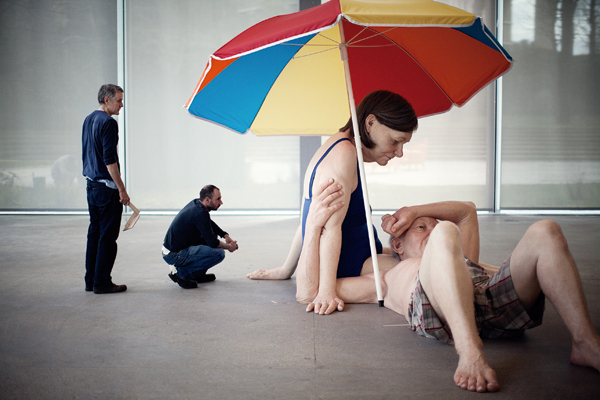 5.Mueck_coupleunderumbrella01_ThomasSalva