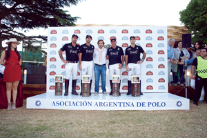 miniDiego-Davila,-business-unit-president-Argentina,-entregó-la-copa-Stella-Artois-a-Facundo-Pieres,-Gonzalito-Pieres,-Mariano-Aguerre-y-Nicolas-Pieres