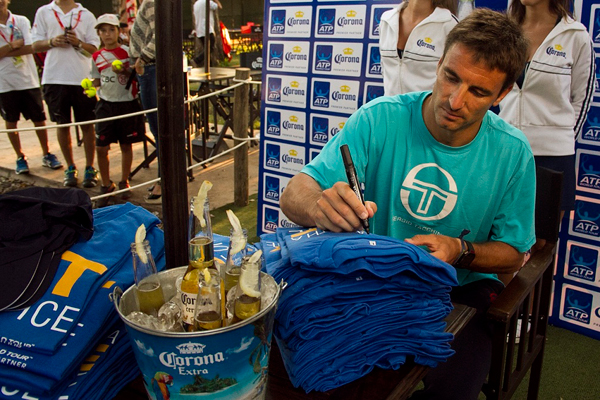 Firma-de-autografos-en-el-Corona-Lounge---Robredo-2