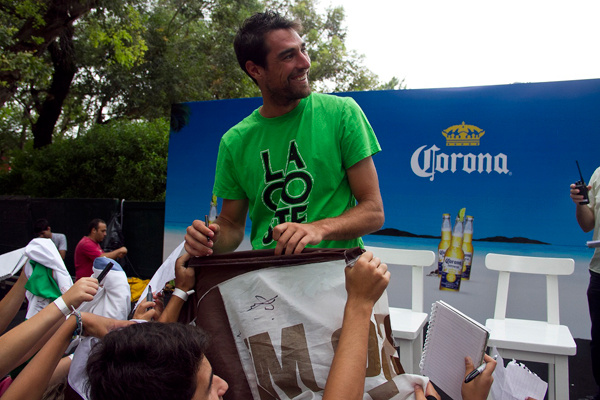 Jeremy-Chardy-firmando-autografos