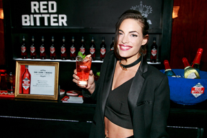 Emilia-Attias-en-el-lanzamiento-de-Gancia-Red-Bitter
