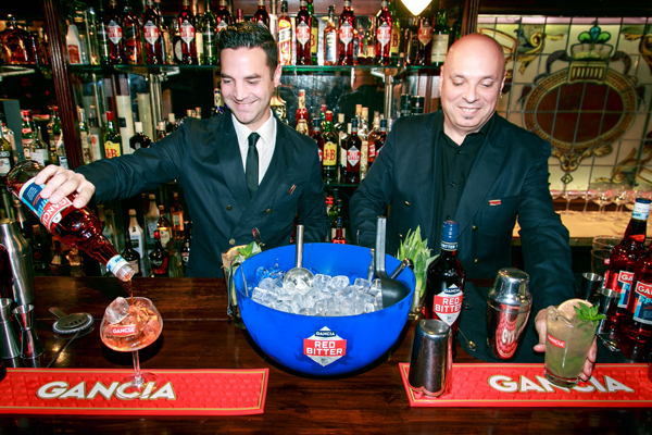 “¡Una-más!”-por-José-Luis-Jáuregui-(Único-Puerto-Madero)-y-Javier-Capilla-(Isabel)