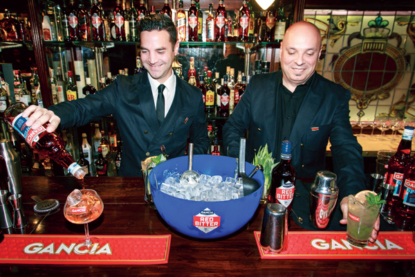 “¡Una-más!”-por-José-Luis-Jáuregui-(Único-Puerto-Madero)-y-Javier-Capilla-(Isabel)