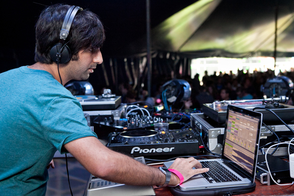 GuyJ_live-press-shot-by_CedricVanaken