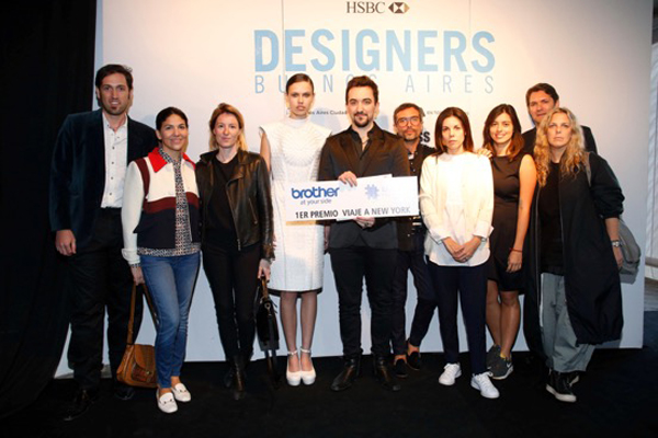 Ganador-desfile-junto-a-miembros-jurado_EA-Moda_a