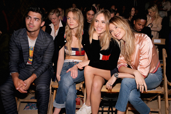 Joe-Jonas,-Immy-Waterhouse,-Suki-Waterhouse-and-Behati-Prinsloo-2
