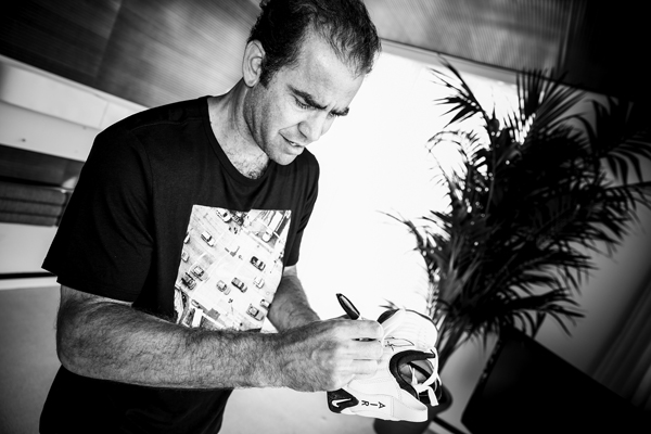 La leyenda del tennis Pete Sampras firmando su mitica zapatilla Nike Air Oscillate