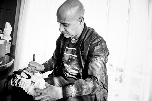 André Agassi firmando la reedicion de su zapatilla Nike Air Tech Challenge III