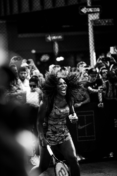 Serena Williams en llamas luciendo su vestido Nike Court Premier negro y animal print