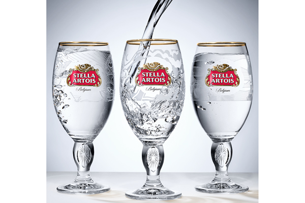 Las-copas-cuentan-con-los-diseños-de-tres-artistas.-Daniel-Cortez-Torres-de-Perú,-Wini-Awuondo-de-Kenia-y-Michele-Manuel-de-Haití.