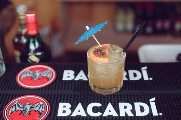 Perla-del-Atlantico,-el-drink-de-Juan-Roda-para-Bacardi-Tiki-Bar