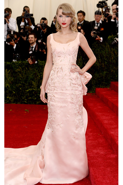Taylor-MET-GALA-en-Oscar-de-la-Renta