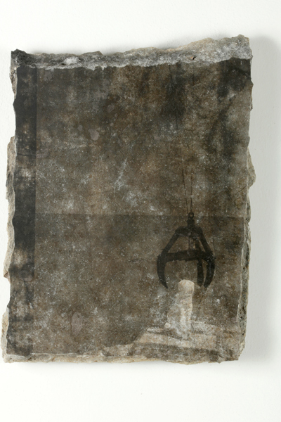 P.12-IDENTIDAD-OSCILANTE-I-&-IIIÔÇô-PERFORMATIVE-PHOTO-ÔÇô-IMPRESIO¦üN-SOBRE-BLOQUE-DE-MARMOL--2016-FONDOIDENTIDAD-OSCILANTE--1