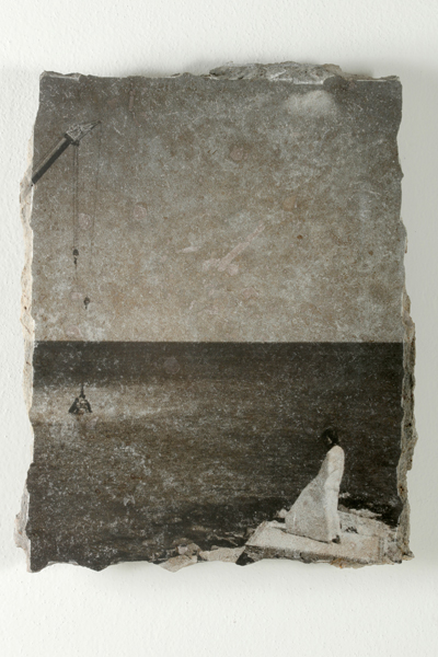 P.13-IDENTIDAD-OSCILANTE-I-&-IIIÔÇô-PERFORMATIVE-PHOTO-ÔÇô-IMPRESIO¦üN-SOBRE-BLOQUE-DE-MARMOL--2016-FONDO-IDENTIDAD-OSCILANTE--3