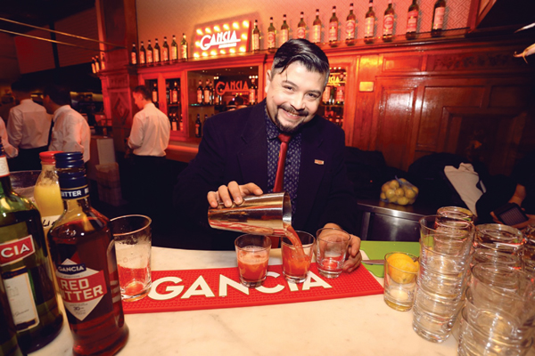 fede-cuco-preparo-nuestro-coloradito-su-trago-para-americano-gancia