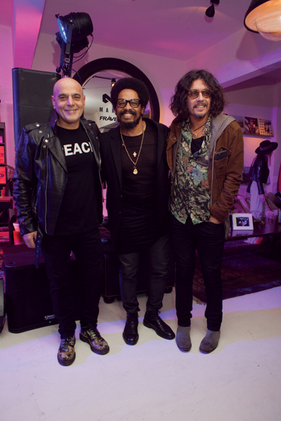 zeta-bosio-rohan-marley-y-zorrito-von-quintiero-disfrutando-en-el-lanzamiento-de-la-lnea-house-of-marley-acompa%c2%a7ados-por-fr%e2%80%a0vega